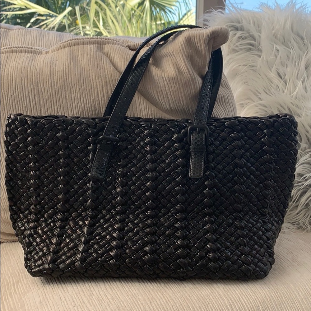 BOTTEGA VENETA  NERO VERNICE LAMBSKIN PYTHON TOTE